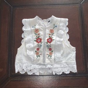 ❣️3/25❣️ Embroidered crop top.